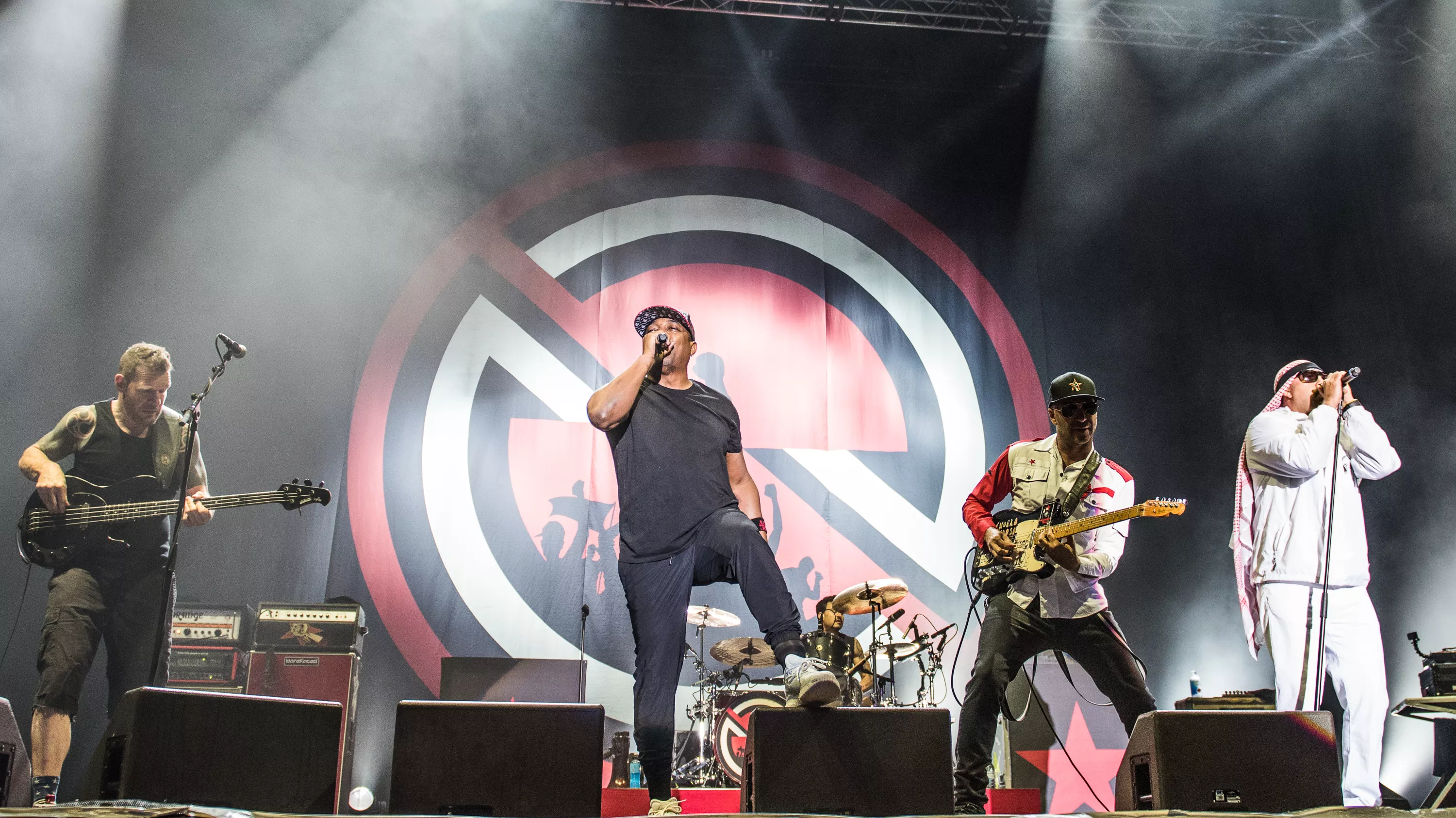 En käftsmäll från världens argaste supergrupp 