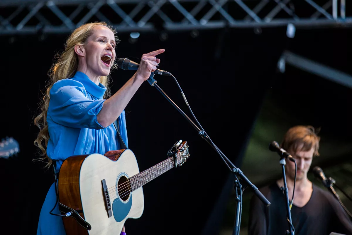 Tina Dickow offentliggør flere gæster til festugekoncert