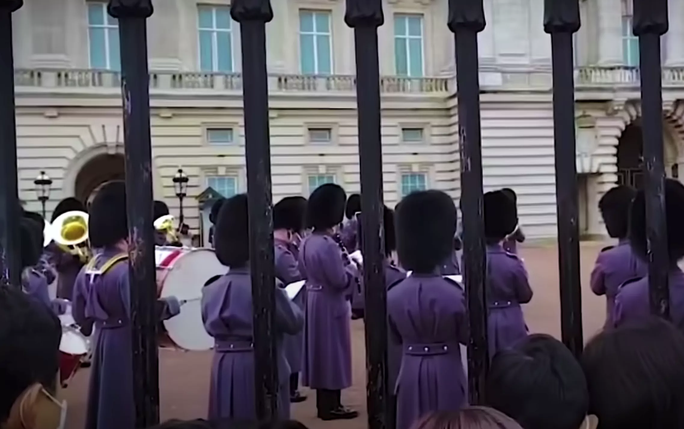 Se när drottningens vakter hyllar Meat Loaf