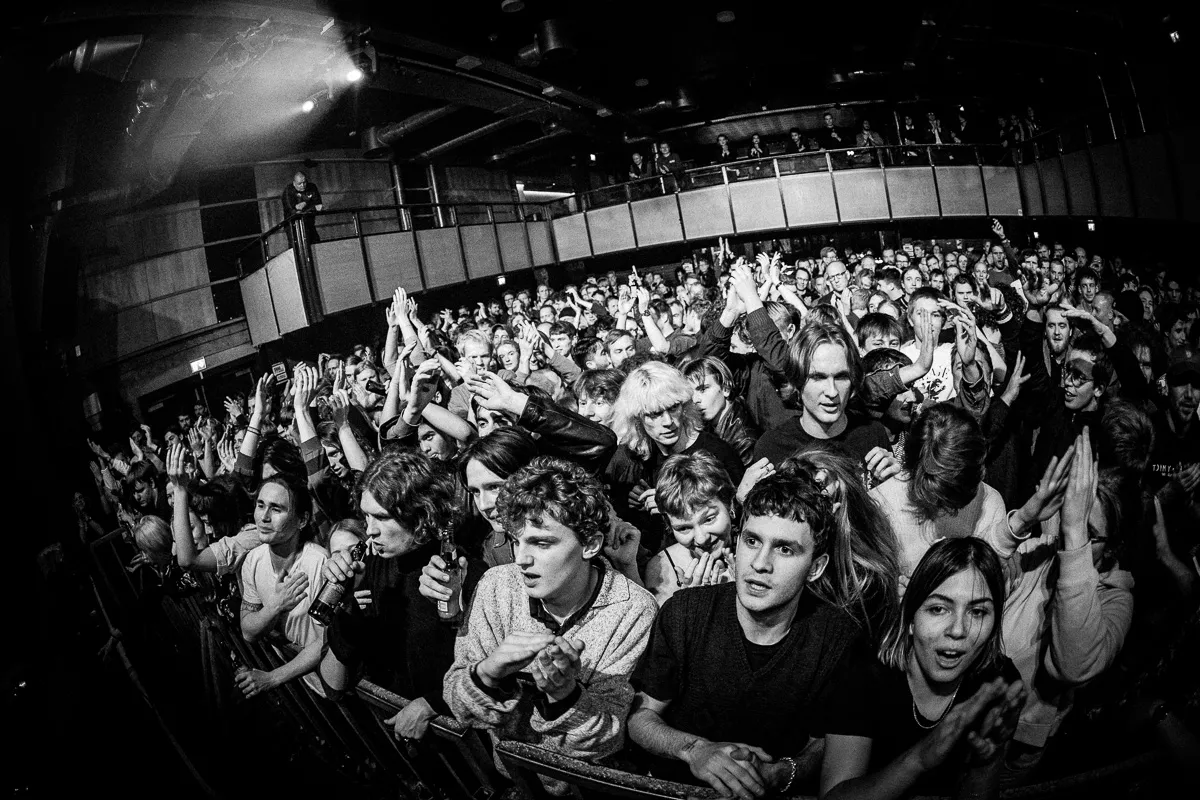 Danske spillesteder må endnu ikke åbne for stående publikummer