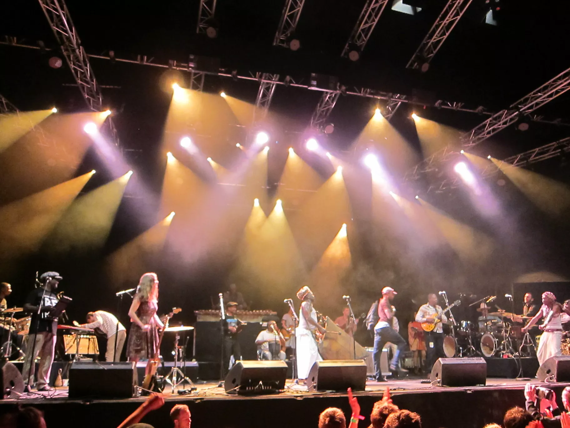 Congotronics vs Rockers feat. Konono No 1, Deerhoof, Kasai Allstars, Juana Molina, etc.: Roskilde Fe