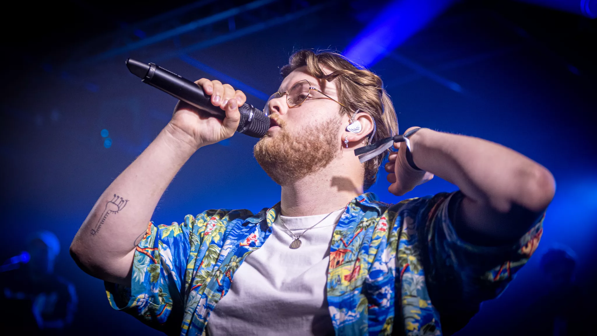 Kalejdoskopisk kaos lukker festivalens første dag