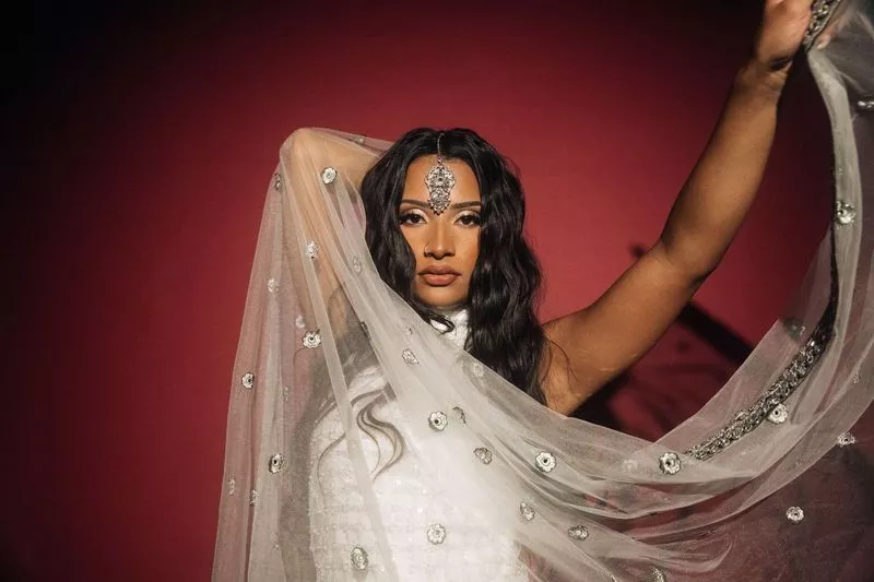 Spredt fægtning fra lovende dansk-pakistansk sanger