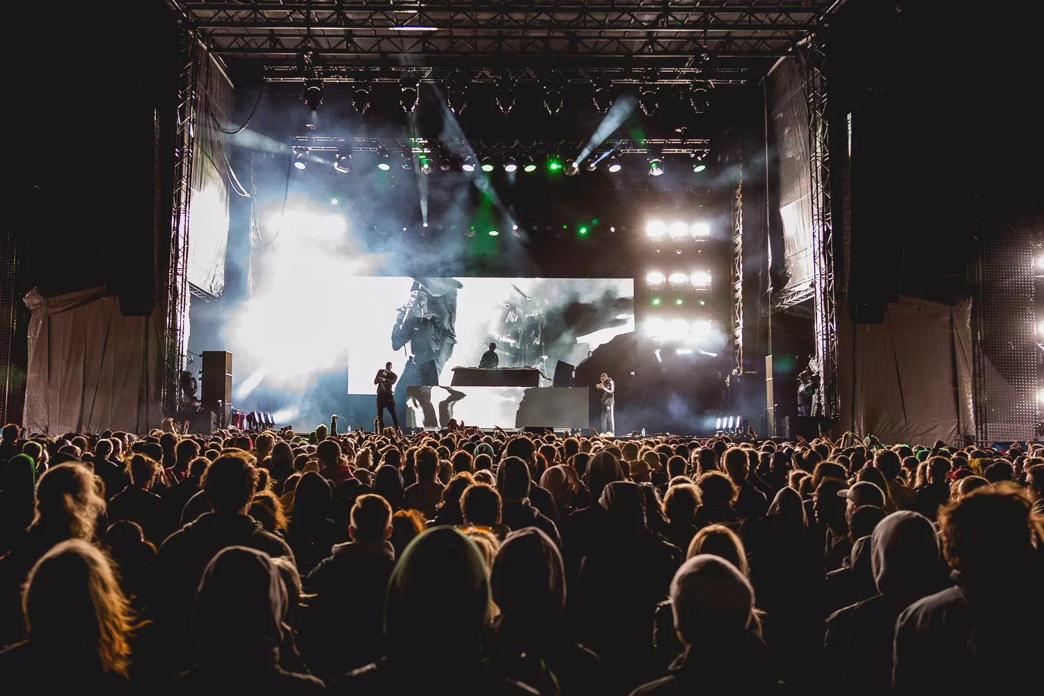 Samler inn penger til mannsfri festival