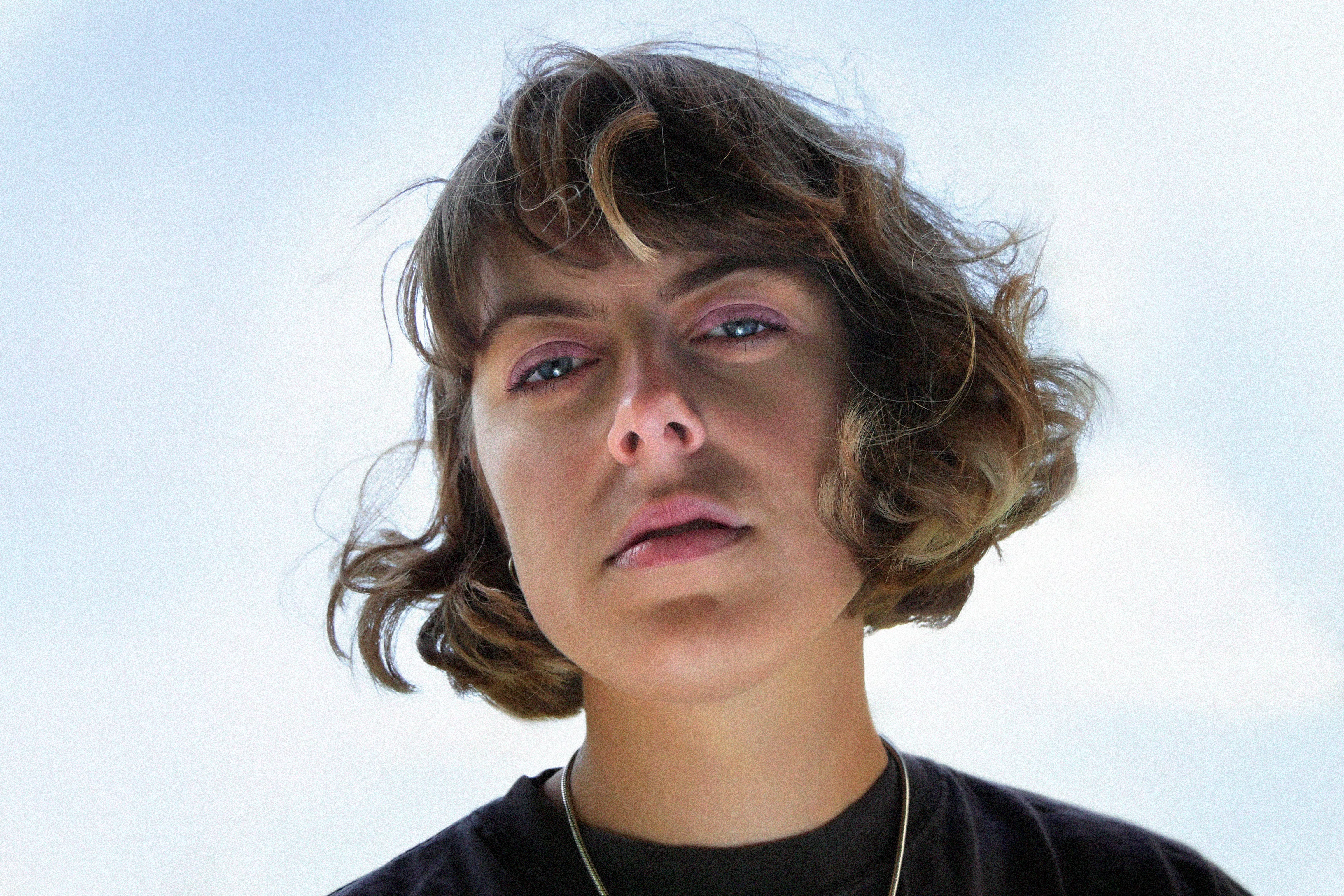 ANMELDELSE: Små popsange med store referencer