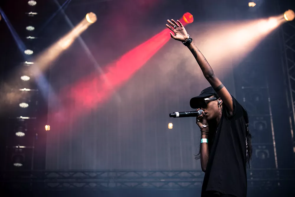 Hyllad artist byter namn 