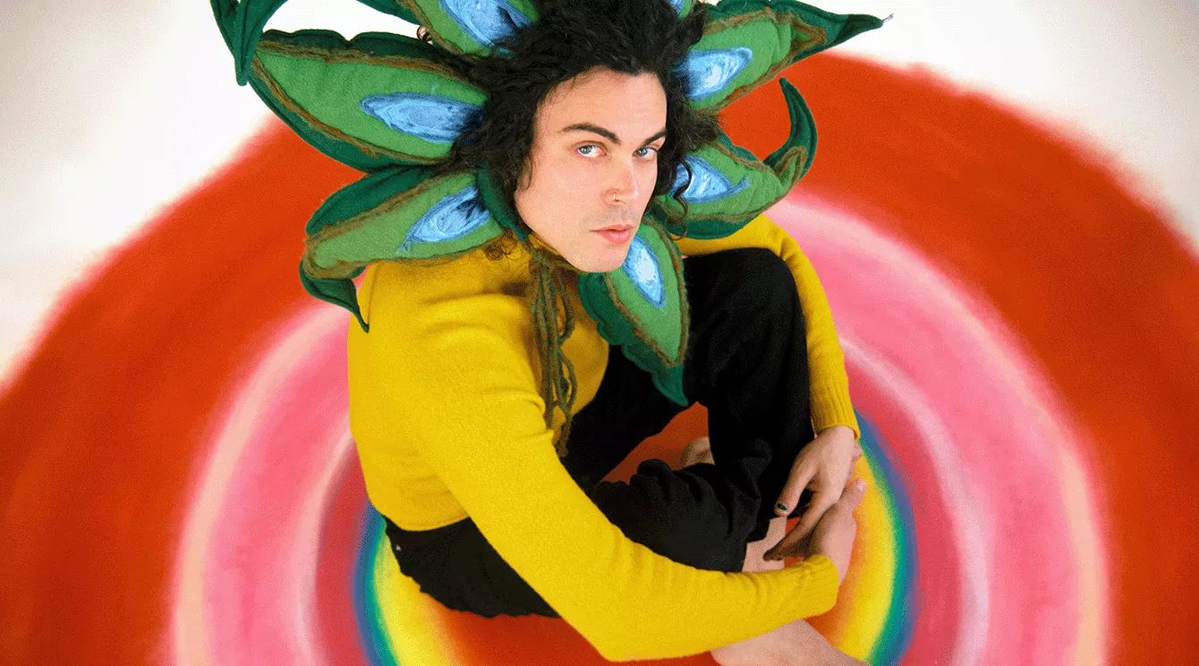 Alex Vargas drager på Danmarksturné