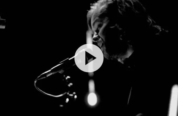 Smuk sang: Gå under med hudløs EXEC alias Troels Abrahamsen