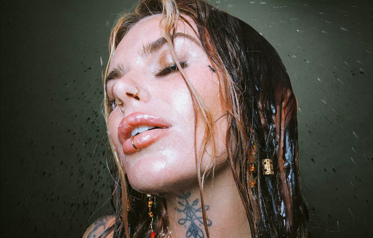 PREMIERE: Filukas nye single sætter fokus på drugging og overgreb i nattelivet