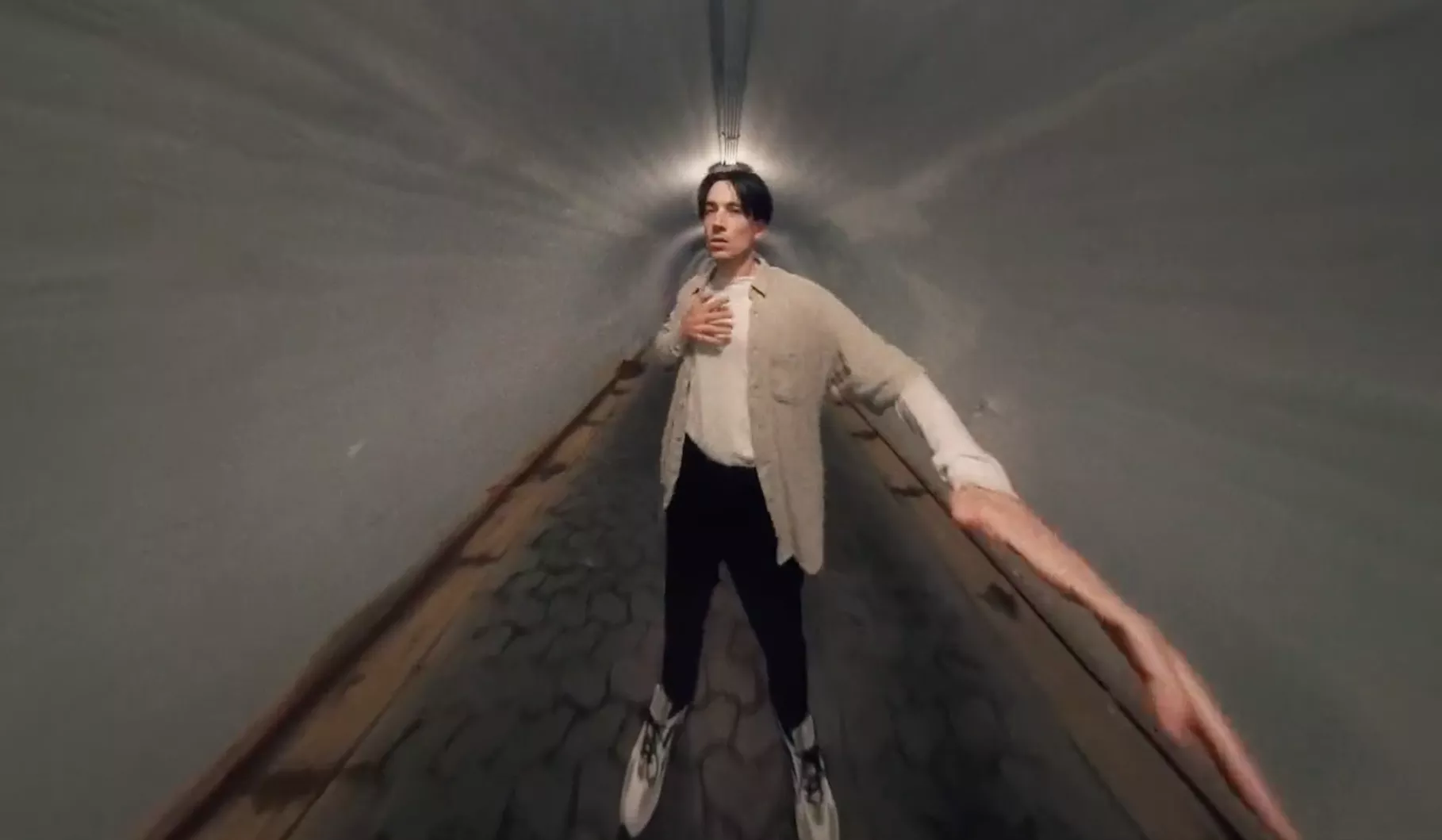 VIDEOPREMIERE: Rangleklods er splittet mellem to verdener