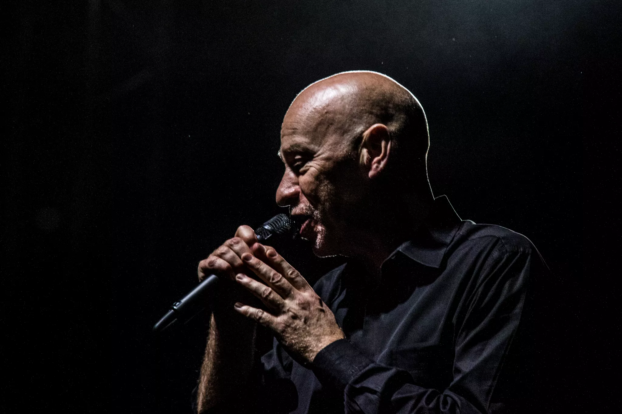 Stærk, samfunds-kommenterende sangskrivning – sine steder for stille