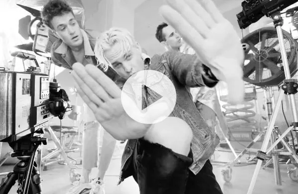 Se Scarlet Pleasure-video med letpåklædte damer