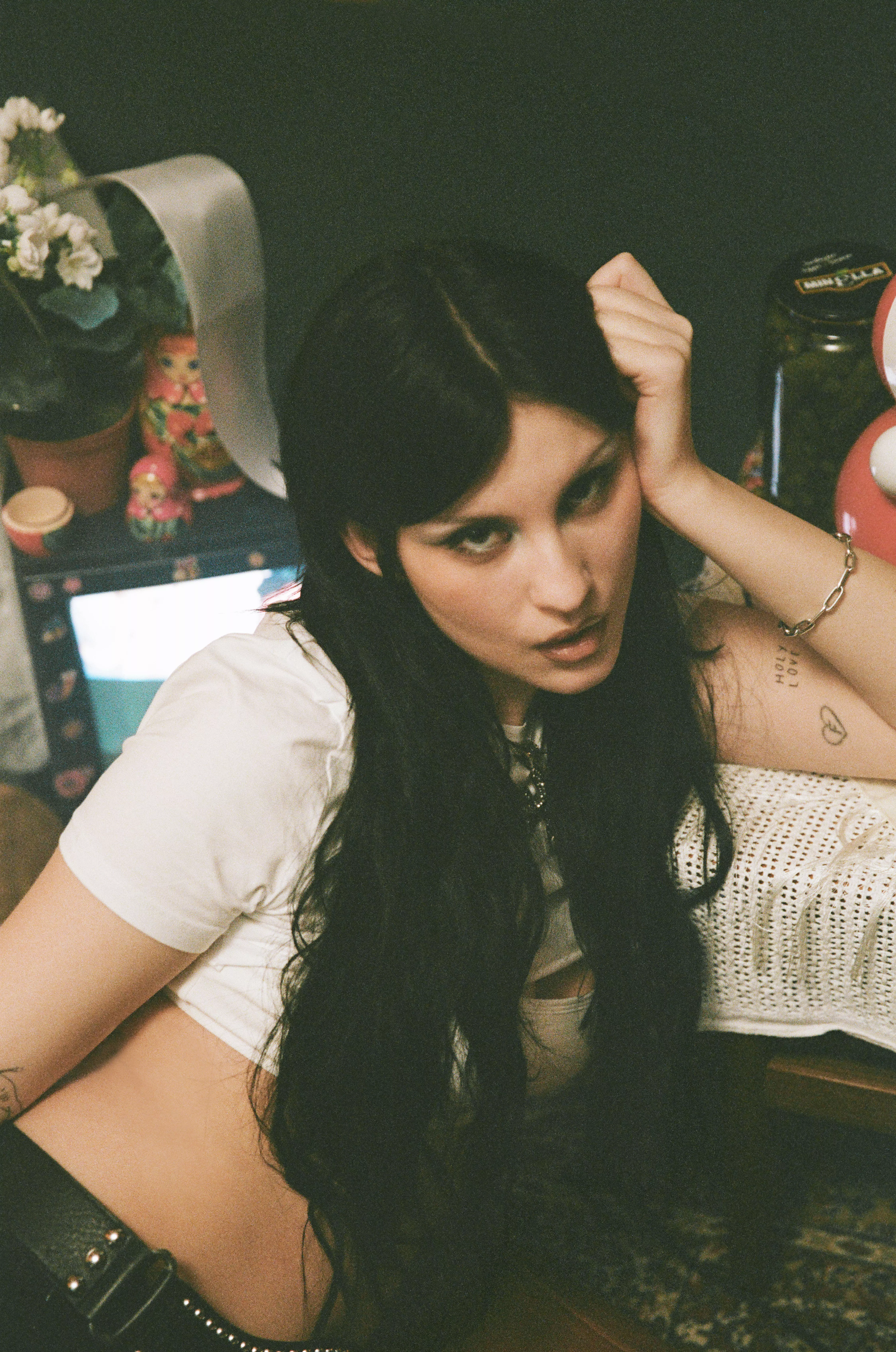 Det svenska stjärnskottet Olga Myko släpper idag sin nya singel "TV".