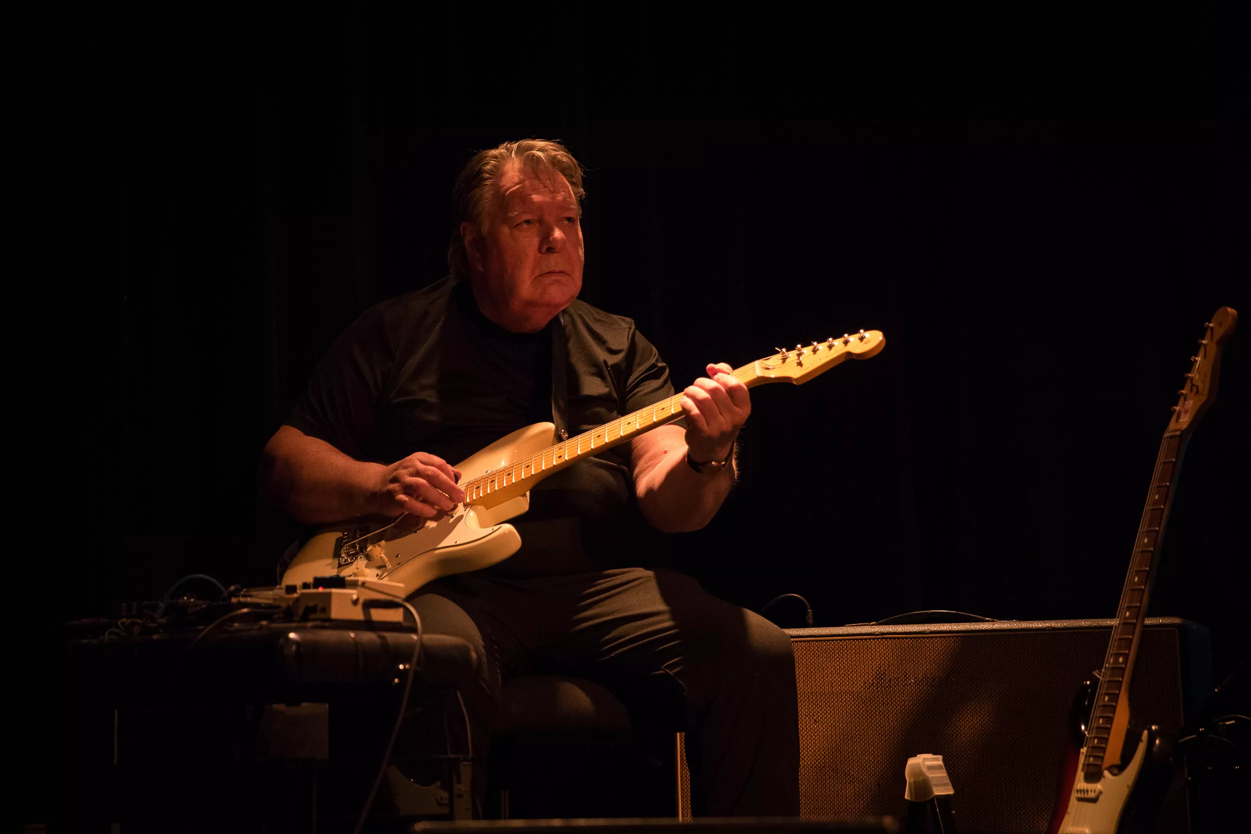 Hyller en annerledes gitarhelt: — Han vet om platen og gir oss lov å gratulere