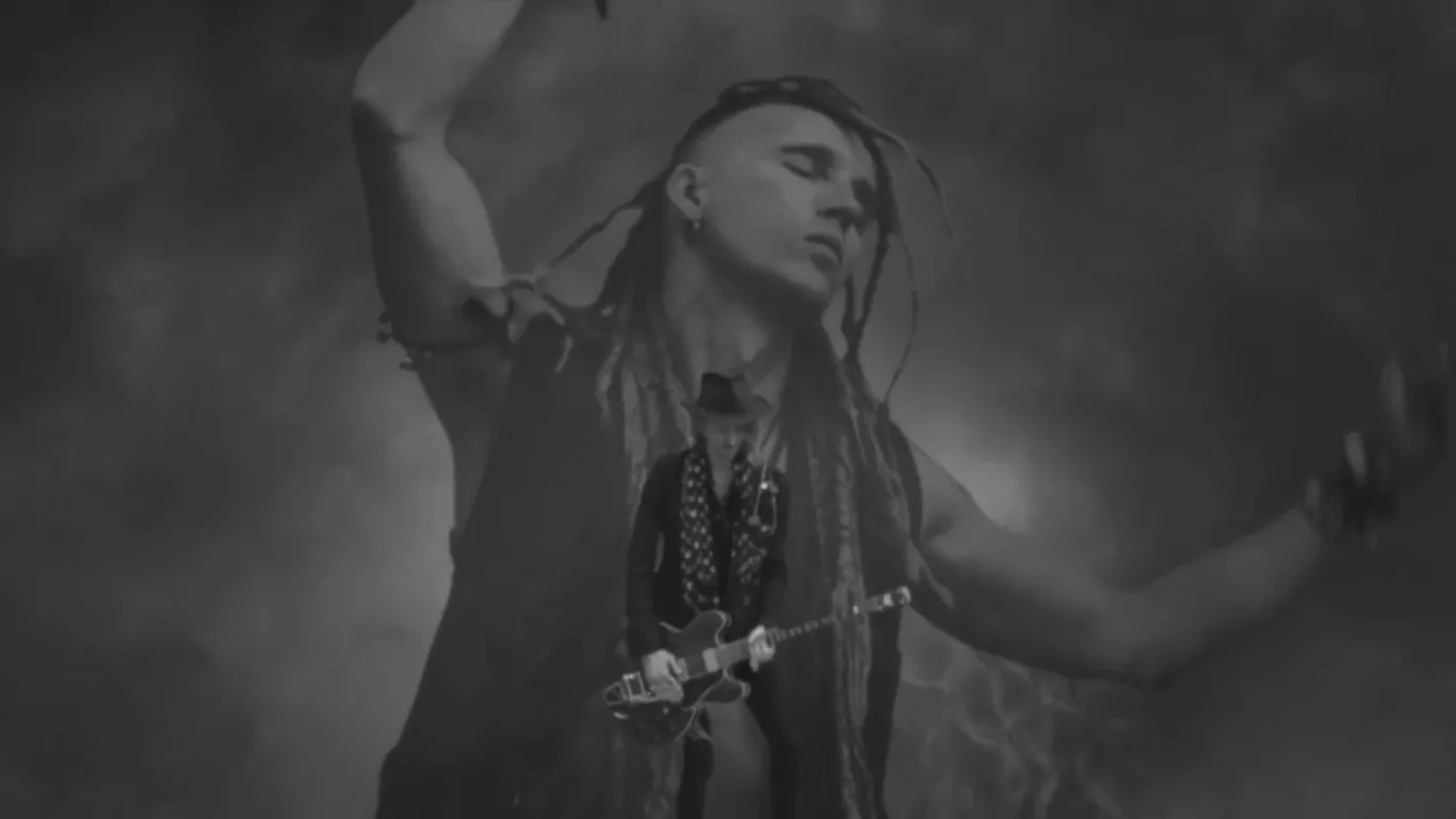 PREMIÄR: "Det är svårt att inte sjunga om de stora såren i samtiden"