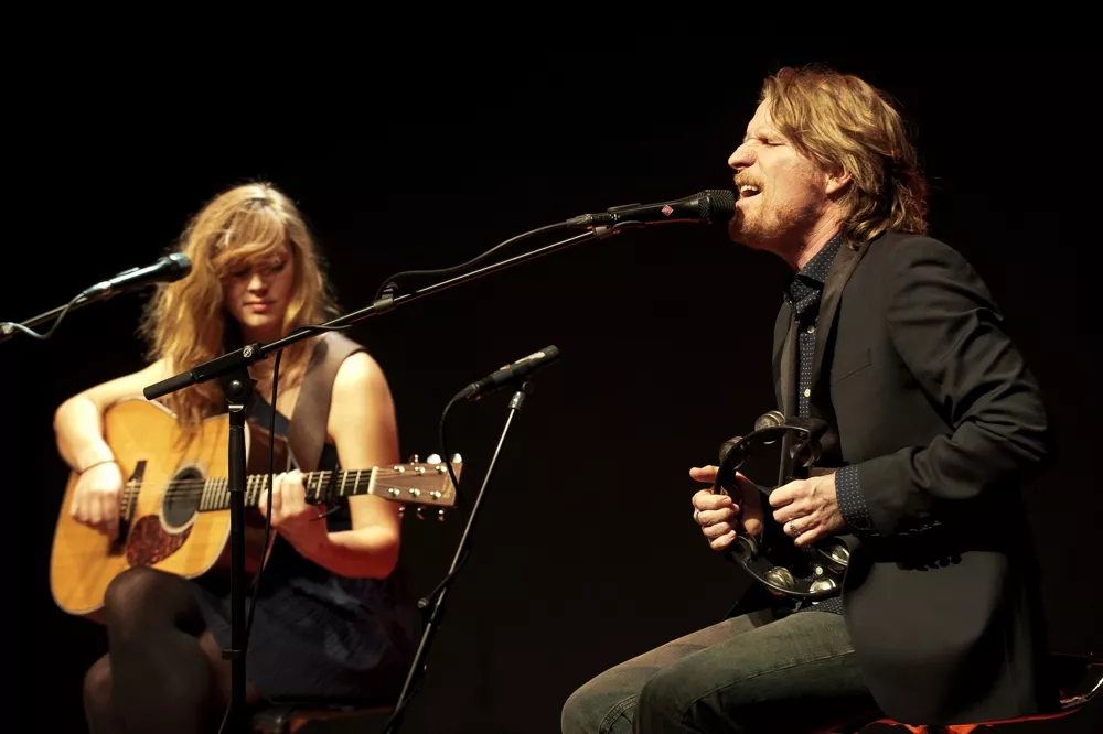 Shoes For Julia: Folkets Hus, Struer