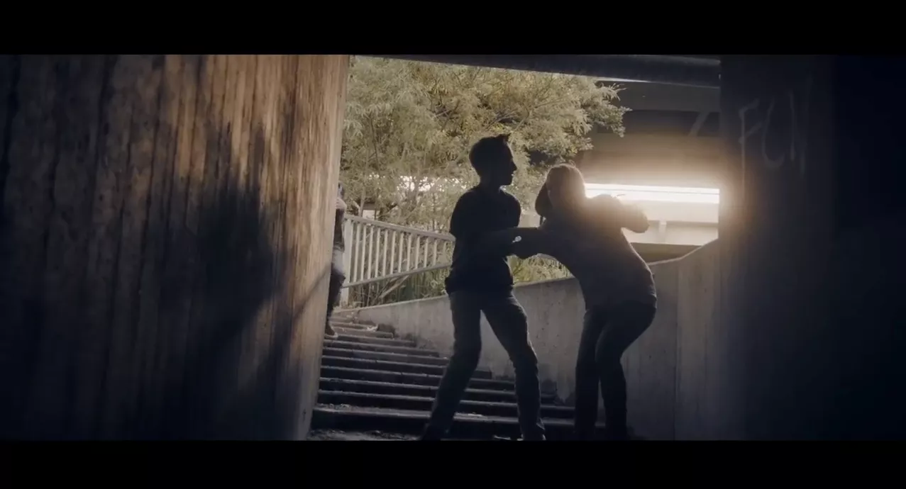 Ny video: Drengestreger bliver til blodig alvor