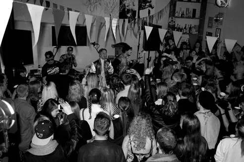 Scarlet Pleasure går fra privatfest til Ideal Bar