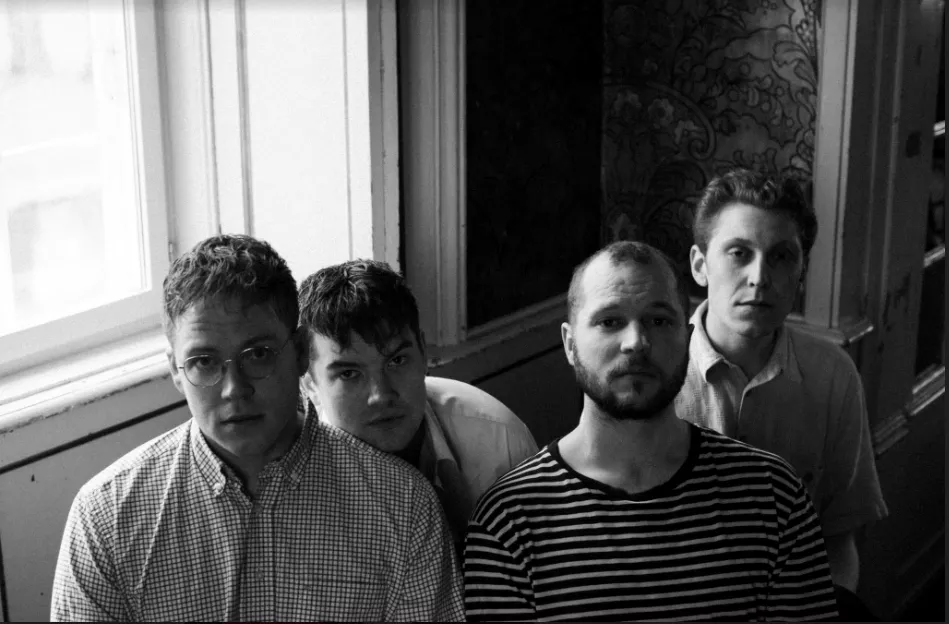 Søvnig og tilbagelænet støjdebut holder sig til opskriften