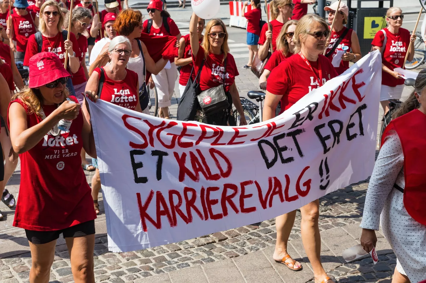 Omsorgs-uddannede undrer sig: “Hvorfor er vores uddannelsesvalg et tabu, når vi selv elsker det, vi laver?”