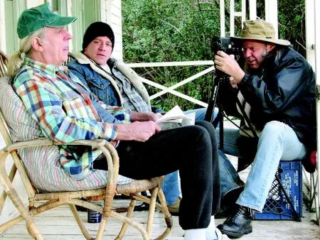 Neil Young-guitarist død af hjerteslag