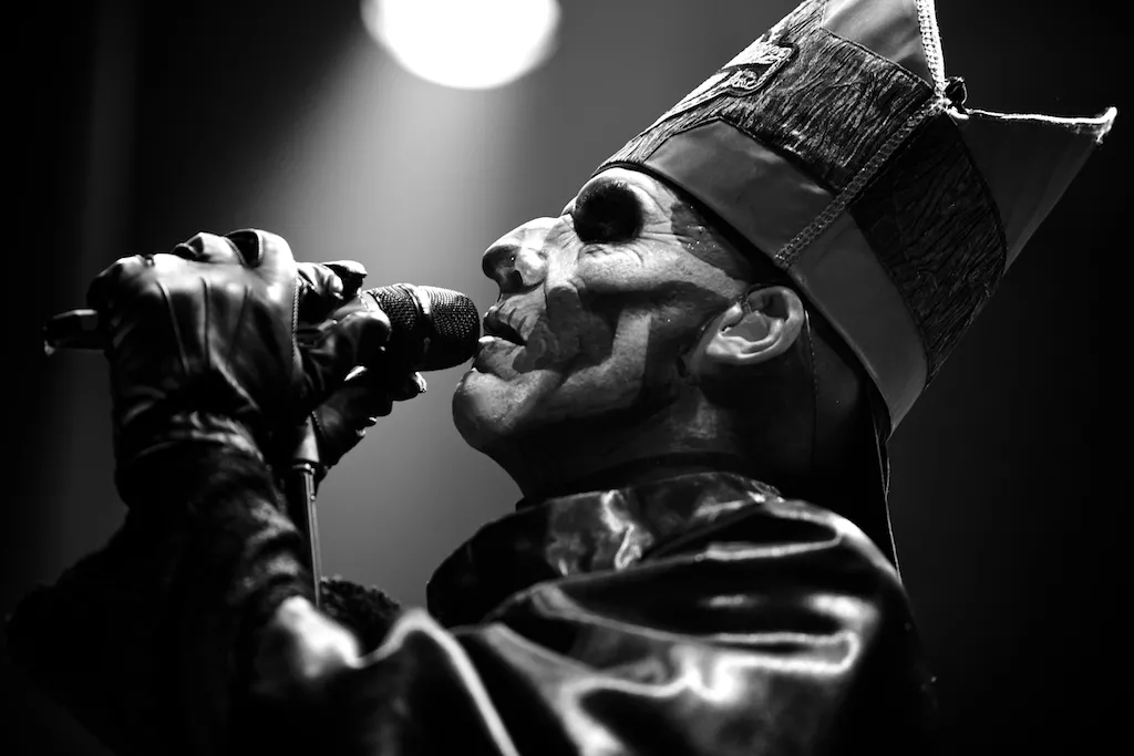 Se Ghosts frontman utan smink