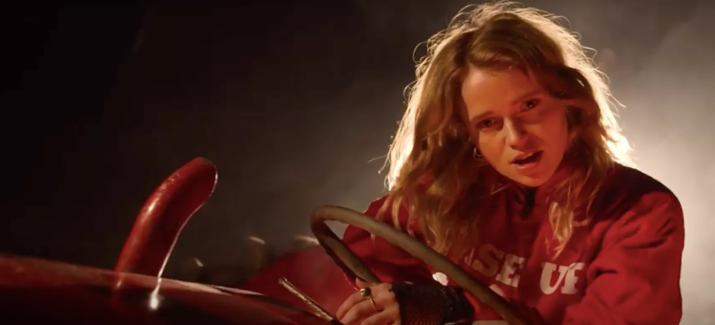 Dopha annoncerer dato for debutalbum – og kører traktor i ny video