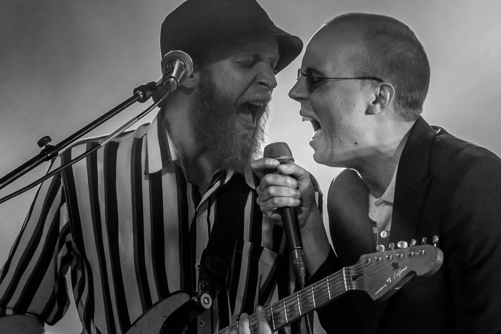 Hitmaskine storcharmerer hjemmepublikum trods tidspres og lydmudder