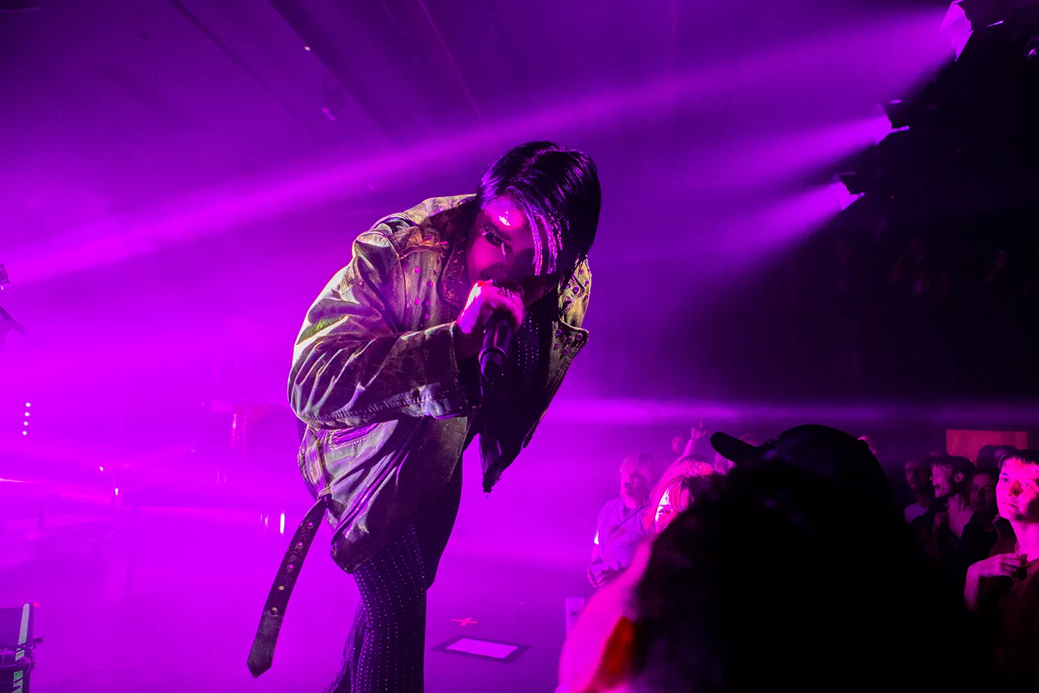 En flydende identitet klæder Rebecca Lou