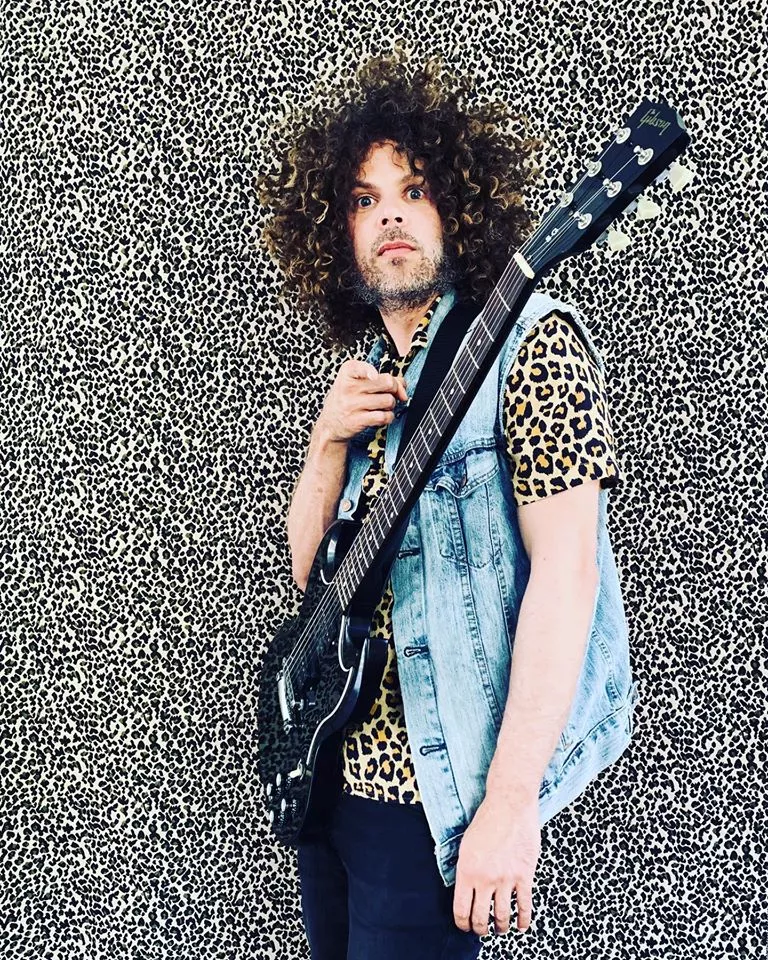 STORT WOLFMOTHER-INTERVIEW: "Vinyler er en giftig luksus, vi ikke burde tillade os selv"