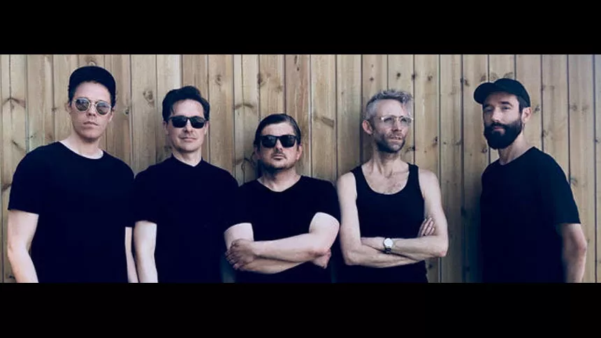 PREMIERE: moi Caprice udgiver video med teenage-billeder fra fans 