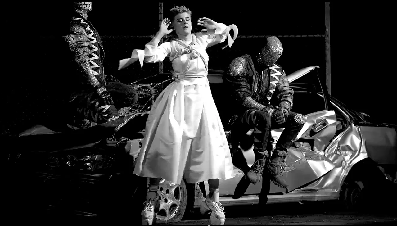 Se Robyn gå i opløsning i ny video med Röyksopp