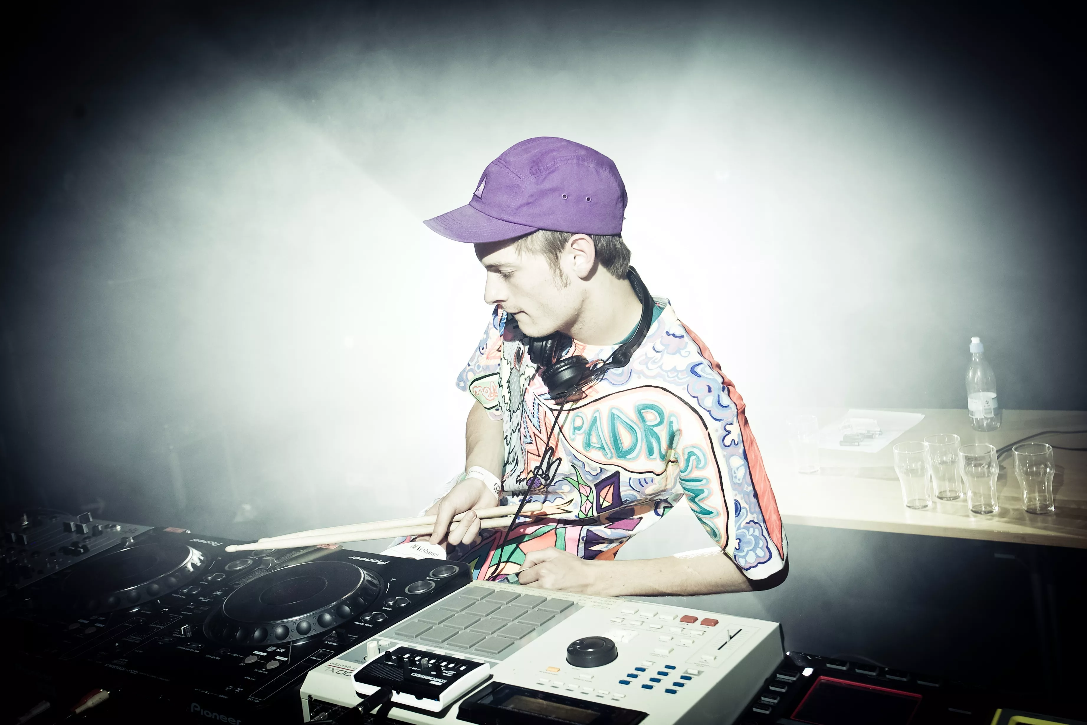 Julius Sylvest i studiet med international producer