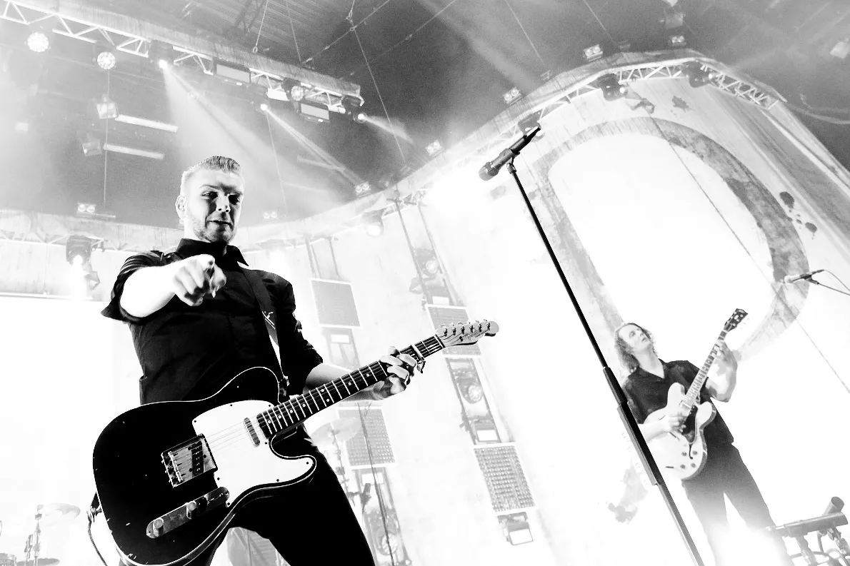 Toptændt Dinesen i kamp med Forums elendige lyd - og sine egne ambitioner