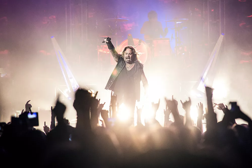 Mötley Crüe-sångaren Vince Neil skadad efter scen-fall