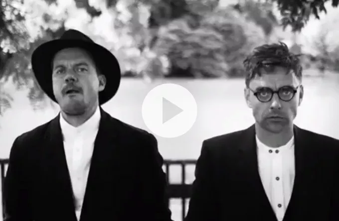 Se De Eneste To spise deres egne ord i ny video