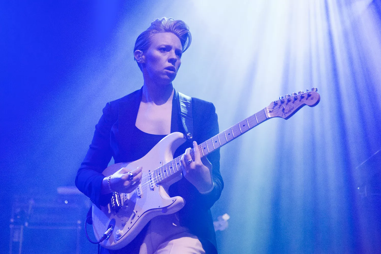 La Roux: Kanonscenen, Pstereo