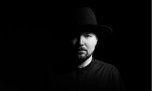 ANMELDELSE: Gem en lille dans til det bli'r gråvejr