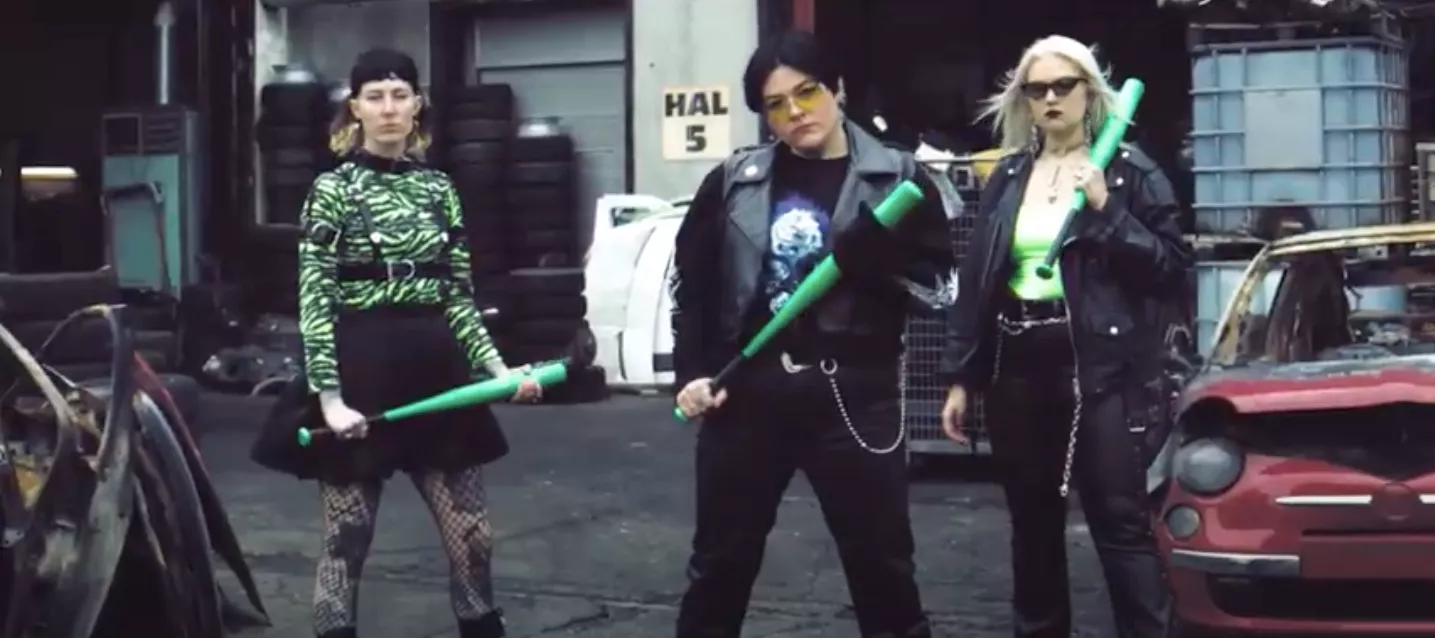 VIDEOPREMIERE: Rebecca Lou er angrebslysten på "The Destroyer" 