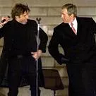 Ricky Martin giver Bush fingeren - bogstaveligt talt