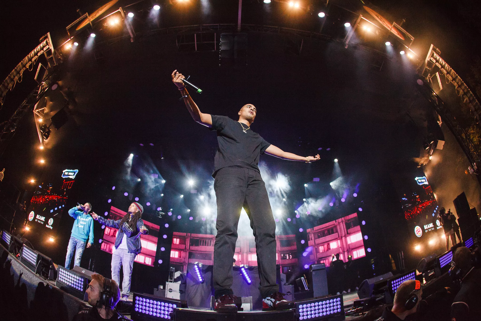 Kesi tager på turné