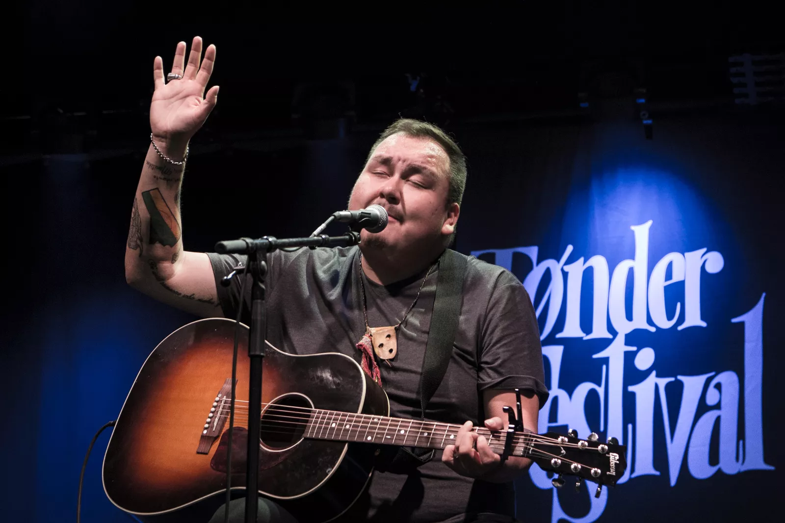 Morgenmagi med enkle singer-songwriter-virkemidler