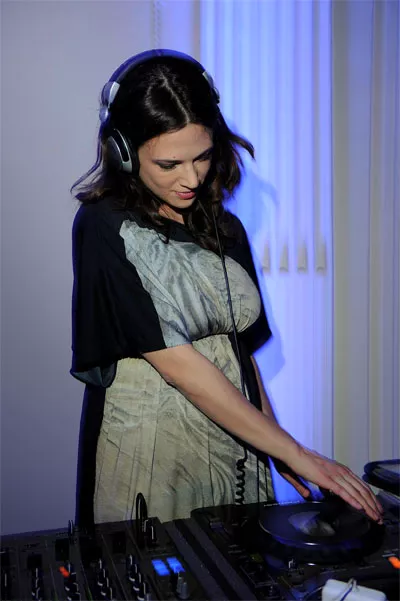 Asia Argento giver dj-set