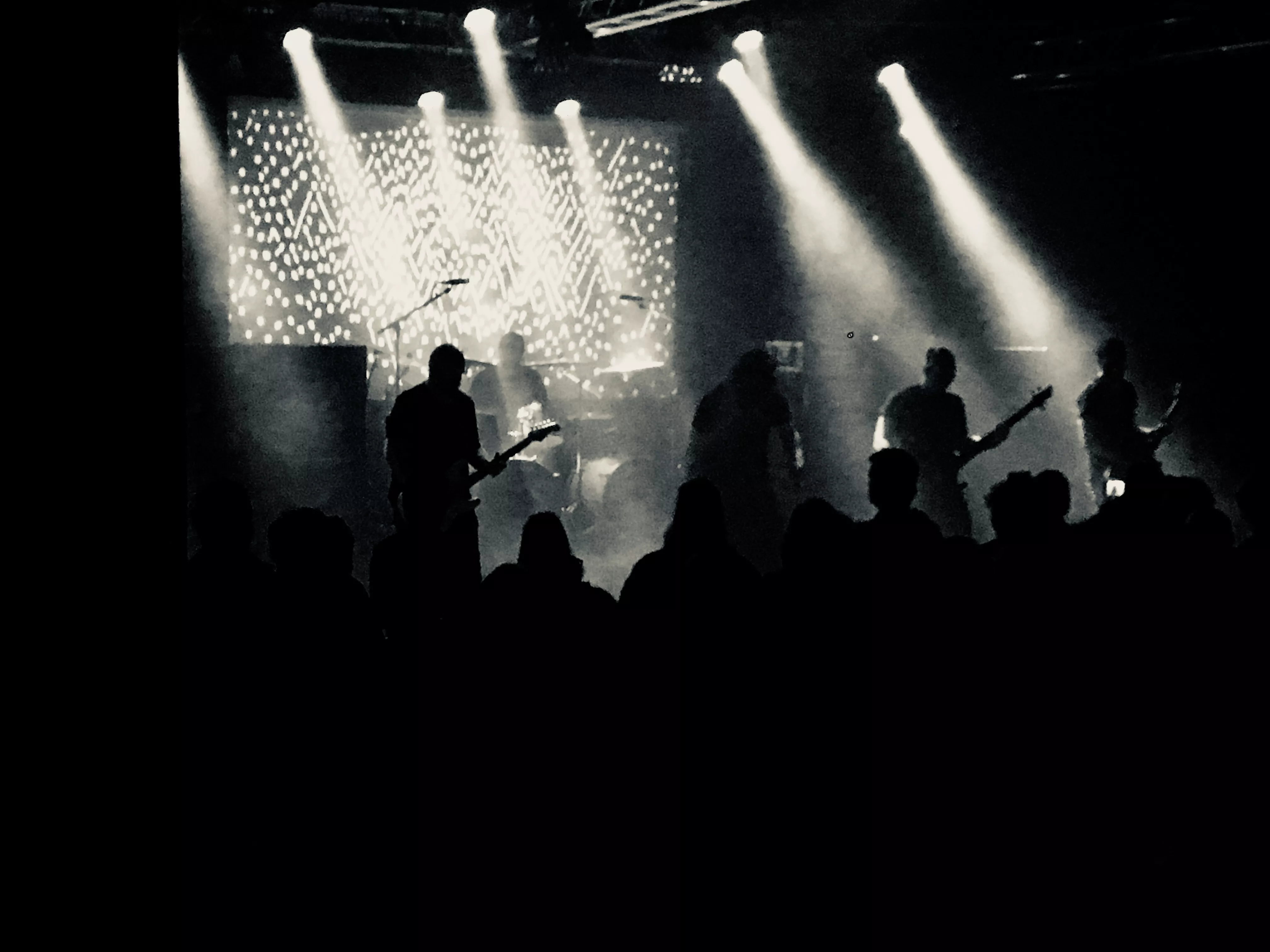 Tungmetal-tsunami af en debutkoncert viste, at (0) er alt andet end en parentes