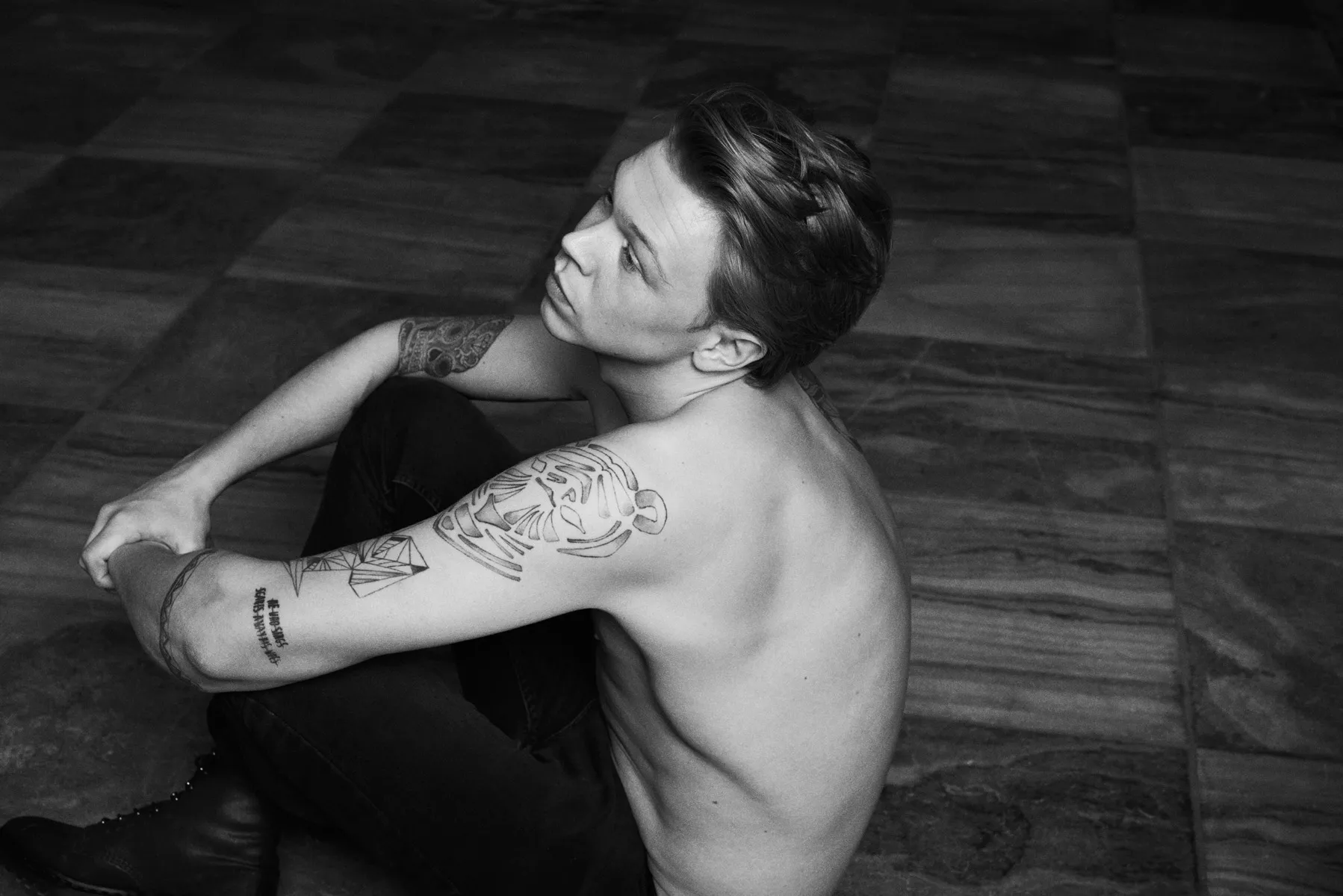 Spot-aktuelle Johs sender energisk single på gaden