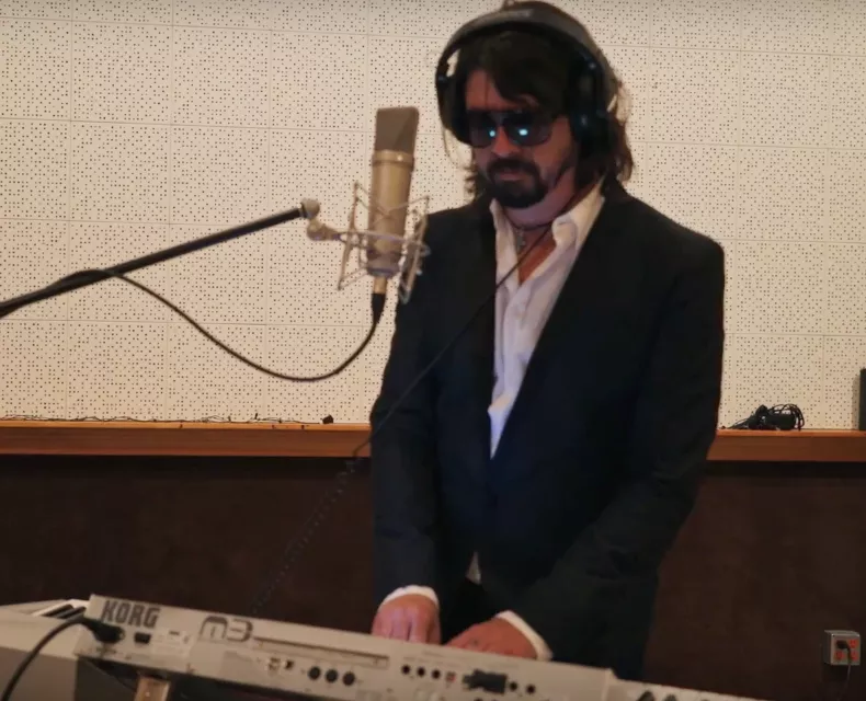 Se Foo Fighters lura sina fans – och håna media