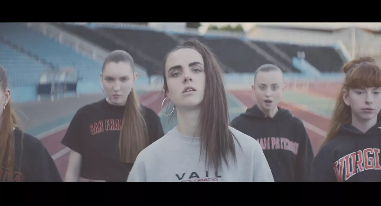 Ny video: MØ formår at ligne en tvilling til Sporty Spice