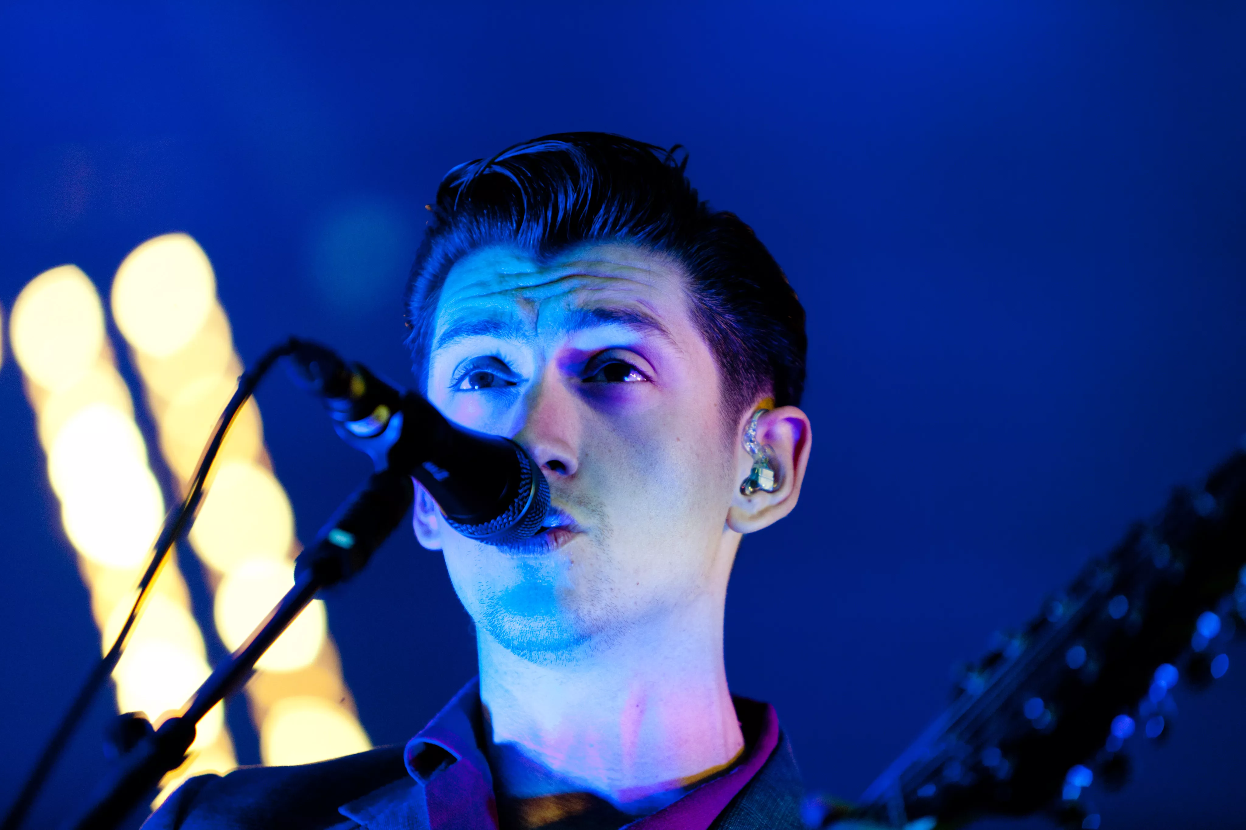 Arctic Monkeys: Pigerne flasher ofte deres bryster for os