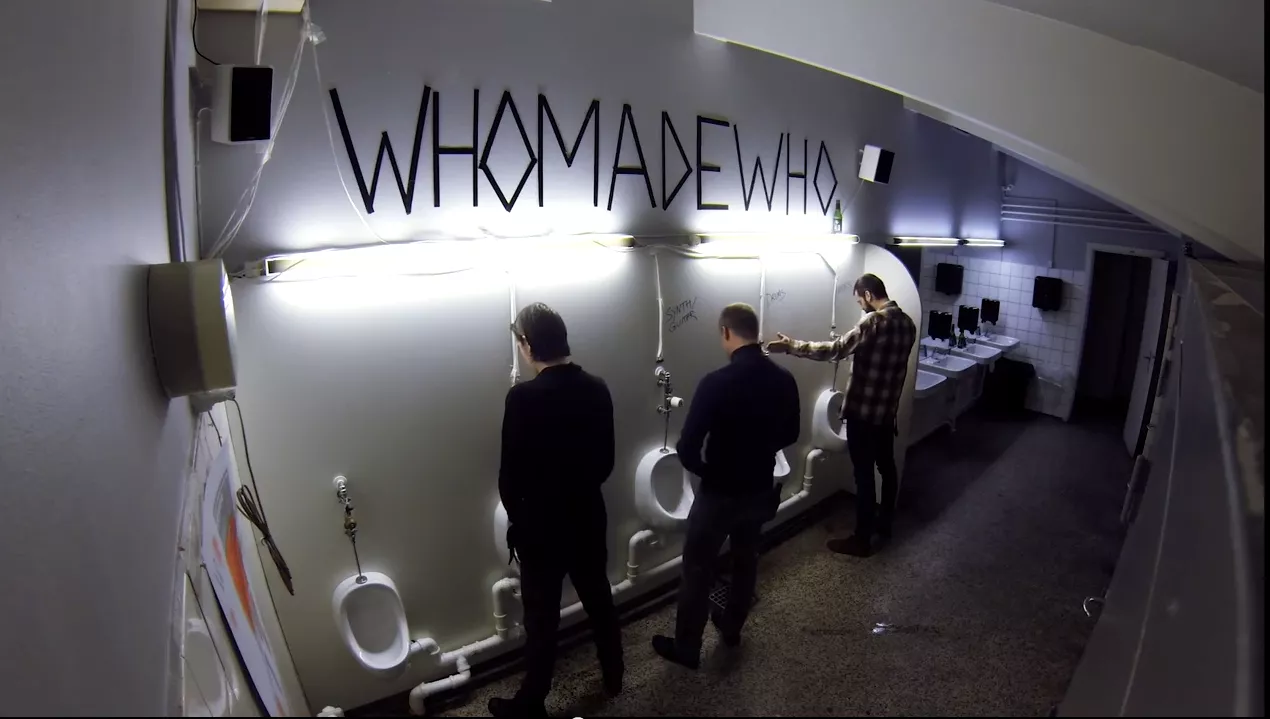 Hør WhoMadeWhos nye single - på Bremen Teaters herretoilet