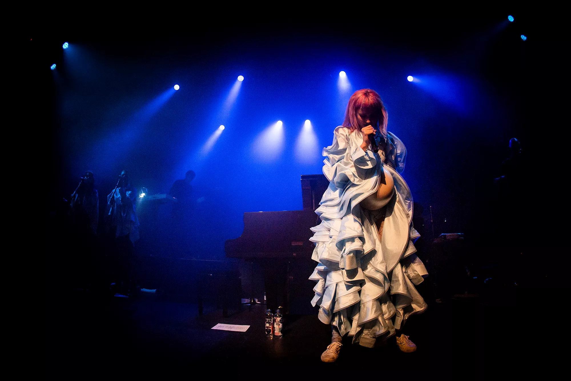 Oh Land vender tilbage til begyndelsen – og har aldrig været bedre